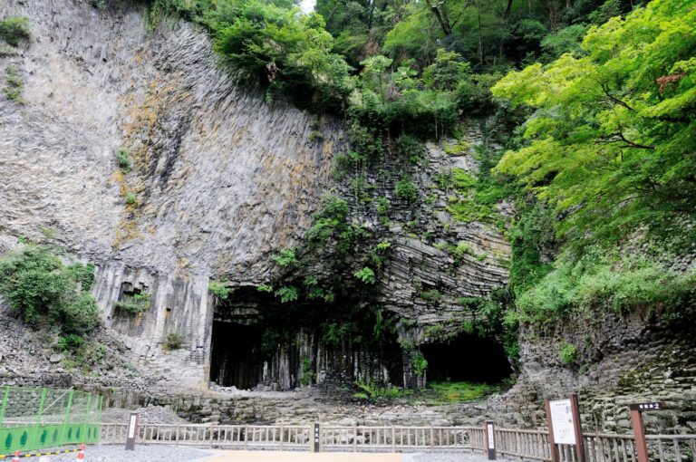 自然の大彫刻 地球の神秘を垣間見るパワースポット 玄武洞公園 ルアンマガジン